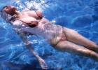 Девушка в купальнике в воде