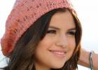 Селена Гомес (Selena Gomez) на белом фоне в шапке