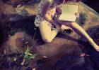Девушка сидит и читает книгу