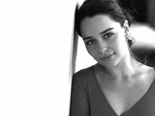 Эмилия Кларк (Emilia Clarke) чёрно-белая заставка