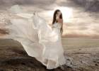 Брюнетка в красивом белом платье
