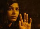 Freida Pinto (Фрида Пинто) за стеклом