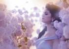 Селена Гомес (Selena Gomez) в платье среди цветов