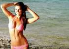 Серинда Свон (Serinda Swan) в купальнике на пляже
