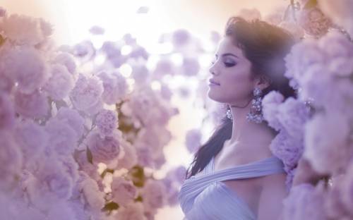 Селена Гомес (Selena Gomez) в платье среди цветов