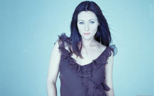 Шеннон Доэрти (Shannen Doherty) на голубом фоне