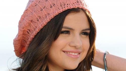 Селена Гомес (Selena Gomez) на белом фоне в шапке