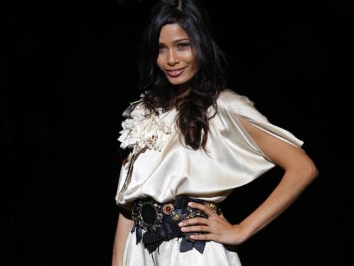 Freida Pinto (Фрида Пинто) на чёрном фоне